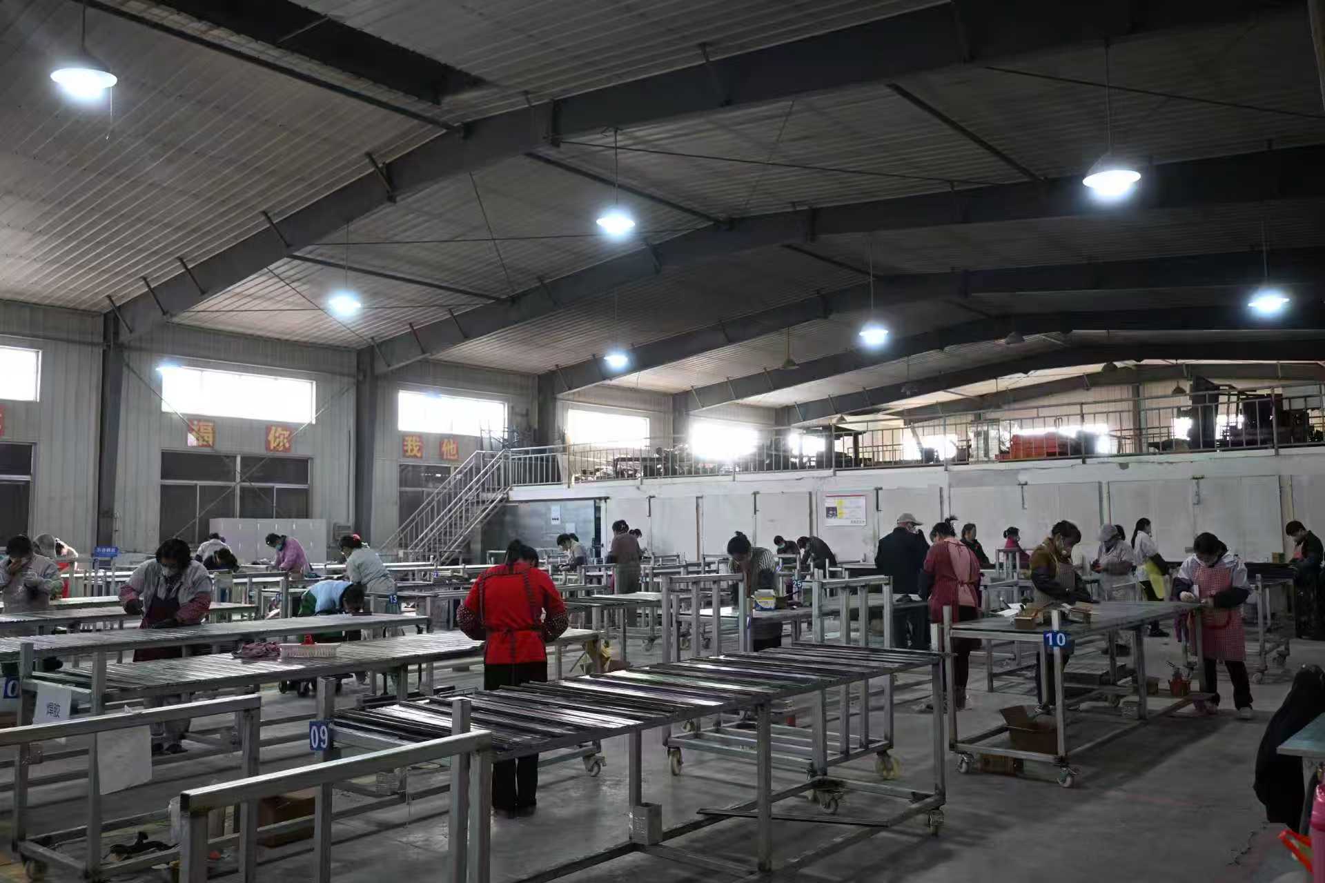 Linea di produzione di riserva di Nanchino impegnata nel lavoro urgente, dipendenti uniti e desiderosi di collaborare